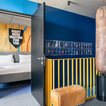 Welcome to The Social Hub suites, where every room tells a unique story. Our playrooms, conceptualised and designed by Studio Königshausen, redefine hospitality with creativity and innovation. In the latest hotel in Vienna, each playroom is uniquely inspired by a famous Austrian hero.